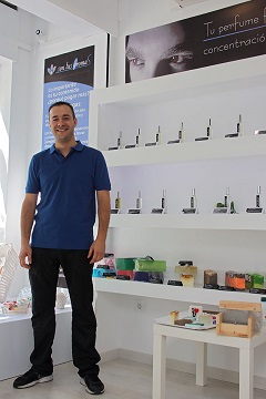 Un joven emprendedor se pone al frente de la segunda perfumería de la cadena Son Tus Aromas abierta en Madrid