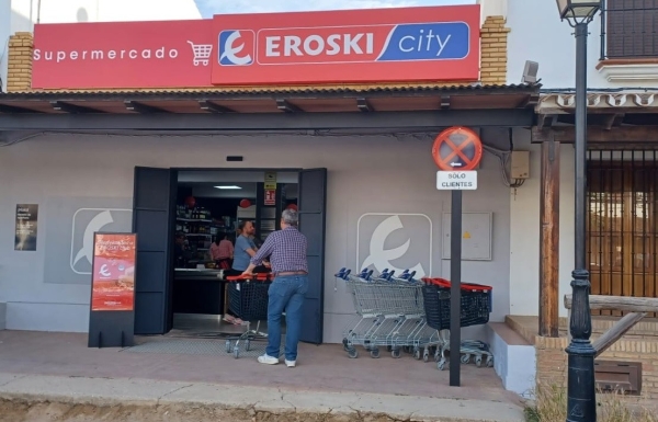 Eroski inaugura un nuevo supermercado franquiciado en la aldea onubense de El Rocío.