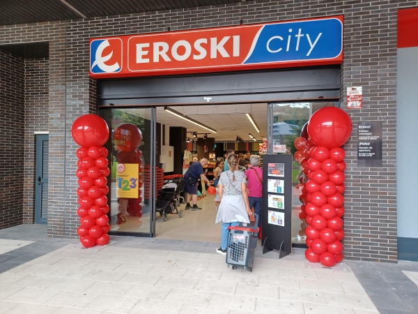 Eroski inaugura un nuevo supermercado franquiciado en Astigarraga.