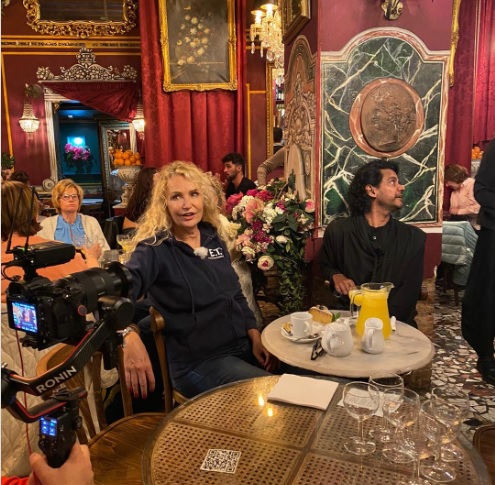 Televisión italiana La7 graba para su programa "Eden, un planeta da salvare" con Licia Coló en una franquicia Café de las Horas.