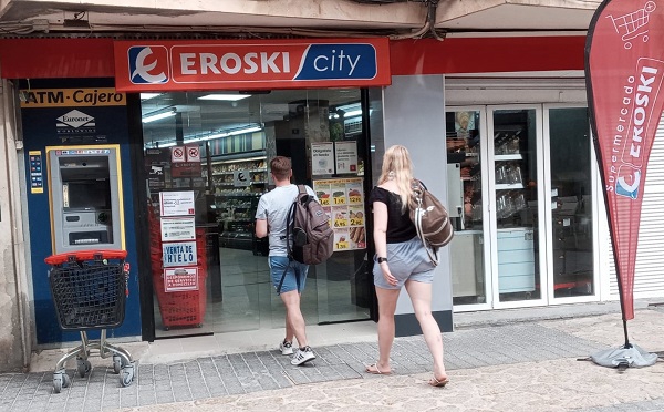 Eroski inaugura un nuevo supermercado en Puerto de Alcudia, Mallorca.