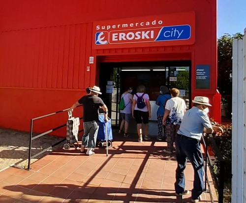Eroski inaugura un nuevo supermercado franquiciado en la localidad madrileña de Navas del Rey.