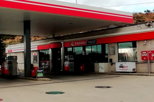 Eroski y Avia firman un acuerdo para expandir los supermercados Rapid en las gasolineras del operador petrolífero