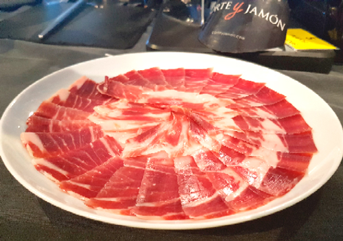 El jamón cortado a cuchillo, una experiencia para los sentidos