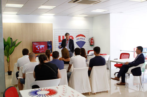 Re/max Dreams busca agentes inmobiliarios en Almería
