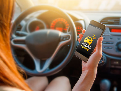 ¿Quieres sorprender a tu padre? Regala Midas Connect y convierte su coche en uno conectado