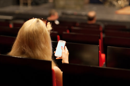 Phone House: Solo el 19% de los vascos desconecta el móvil en el cine