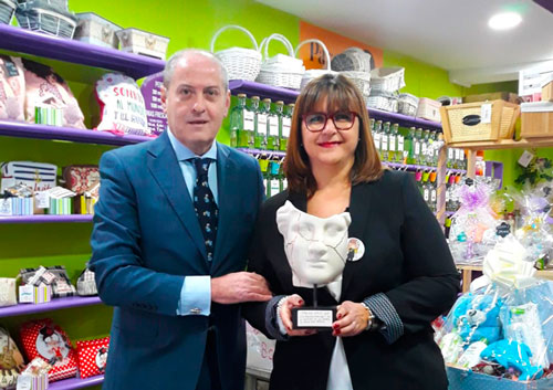 APCE entrega el premio A la gestión eficiente a la franquiciada de La Botica de los Perfumes en Talavera
