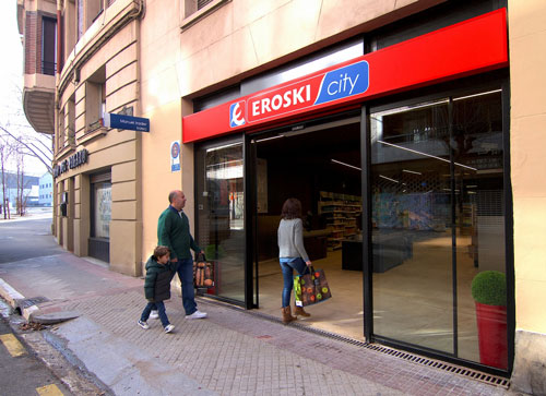 Gureak y Eroski abren su tercer supermercado gestionado íntegramente por personas con discapacidad