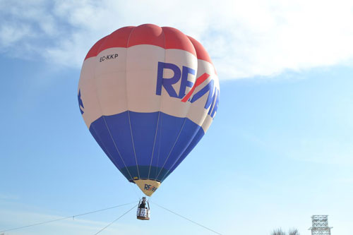 Más de 160 nazarenos se suben al globo aerostático de Remax Urbánitas