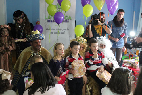 Los Reyes Magos visitan el Hospital con La Botica de los Perfumes