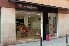 Un joven emprendedor abre la segunda perfumería de Son Tus Aromas en la provincia de Málaga