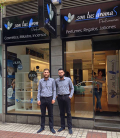 Dos jóvenes emprendedores se ponen al frente de la segunda tienda Son Tus Aromas abierta en Las Palmas de Gran Canaria