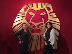 Esther Pacheco e Isabel León, ganadoras de la primera competición comercial berolina, asisten al espectáculo de El Rey León en Madrid