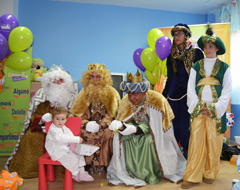 Los Reyes Magos visitan el Hospital de Mérida acompañados de La Botica de los Perfumes