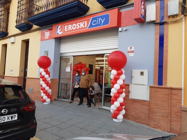 Eroski inaugura un nuevo supermercado franquiciado en Rociana del Condado, en Huelva.
