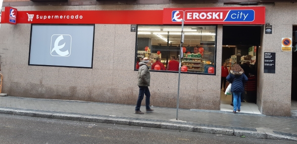 Eroski inaugura un nuevo supermercado franquiciado en Madrid.