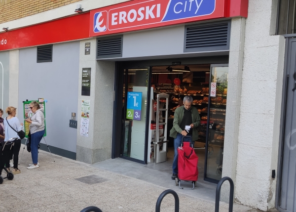 Eroski inaugura un nuevo supermercado franquiciado en Madrid.