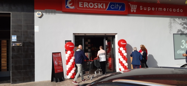 Eroski inaugura un nuevo supermercado franquiciado en Málaga.