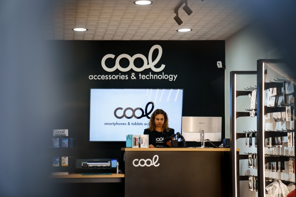 A Coruña y Valladolid: el desembarco de la franquicia de COOL Accesorios llega por duplicado.