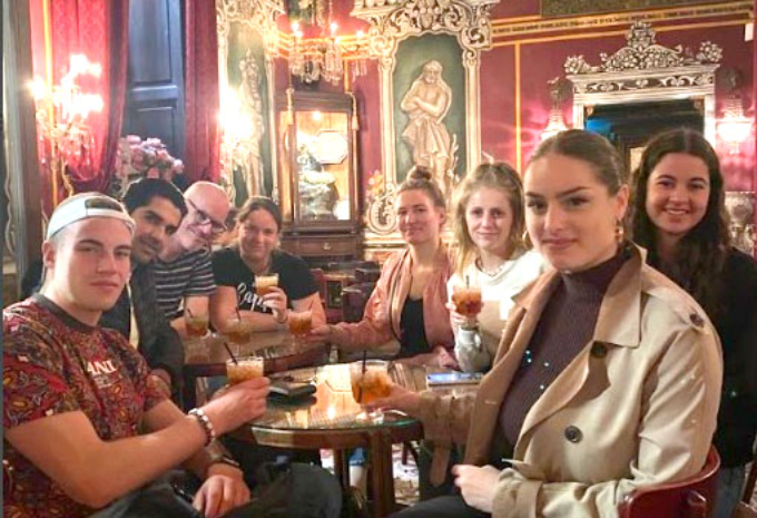 El tardeo en la franquicia El Café de Las Horas: Una Experiencia Única en Valencia.