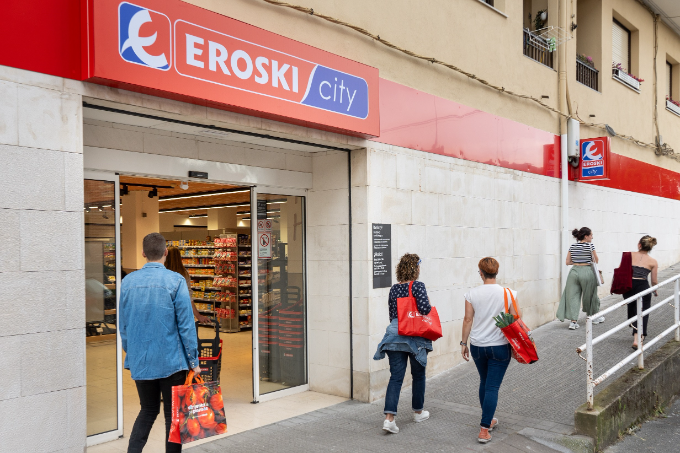 Eroski franquicia y Lanerako abren un supermercado gestionado por personas en riesgo de exclusión social