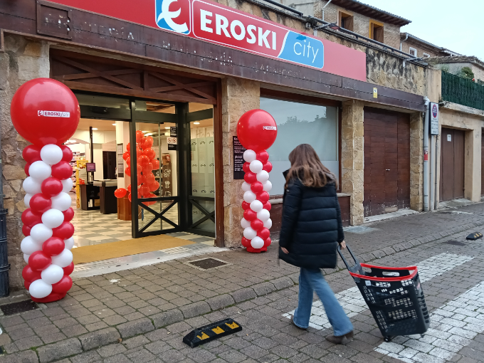 Eroski inaugura un nuevo supermercado franquiciado en el municipio Puente la Reina, Navarra