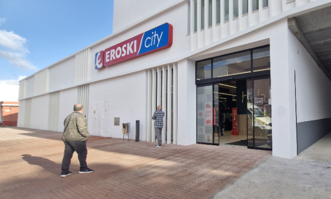 La franquicia Eroski inaugura un nuevo supermercado en Ciudadela, Menorca.