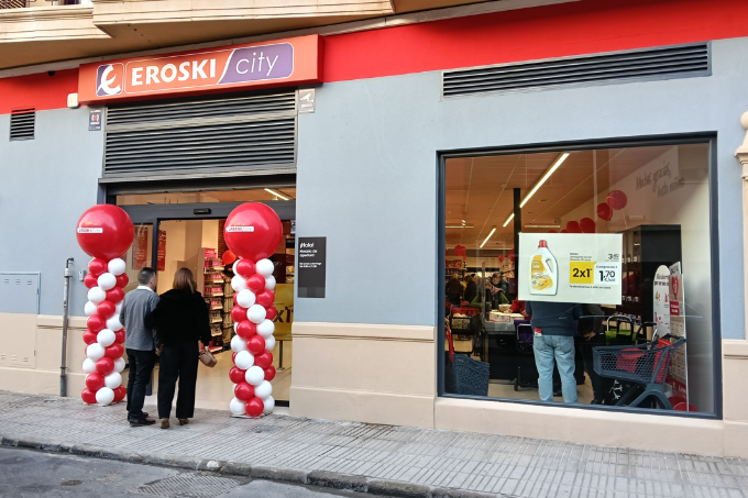 Eroski inaugura un nuevo supermercado franquiciado en Alzira, Valencia.