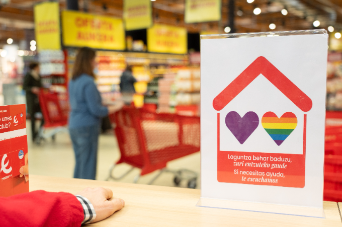 La franquicia Eroski activa un protocolo para que sus tiendas sean puntos refugio frente a la violencia de género y las agresiones al colectivo LGTBI+