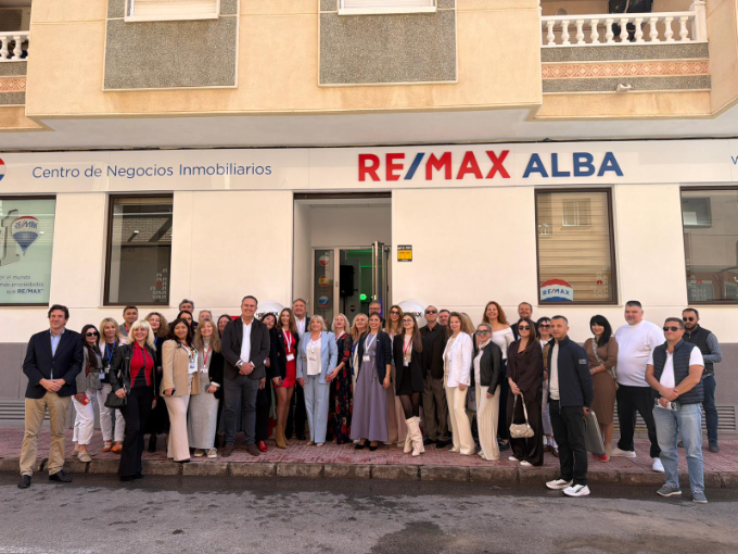 La franquicia Remax Alba inaugura su oficina en Torrevieja.