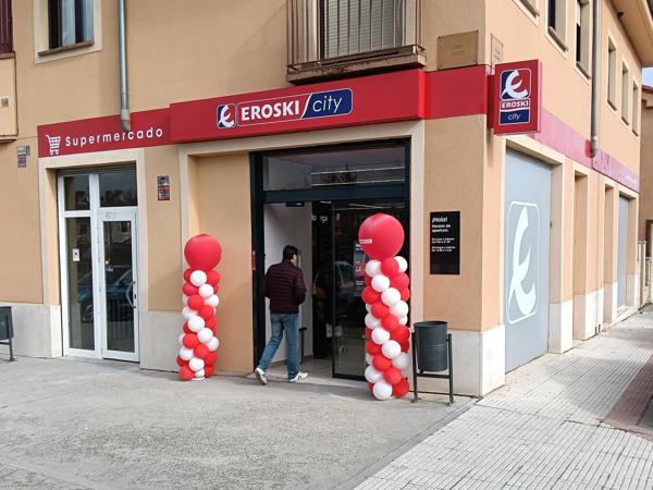 Eroski inaugura un nuevo supermercado franquiciado en Torrecaballeros, Segovia