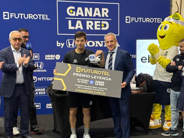 Futurotel se consolida como una de las grandes marcas del momento tras patrocinar “Ganar la Red”, donde Jesús Chanquet de Futurotel hizo entrega del Premio Leyenda Futurotel a David Silva